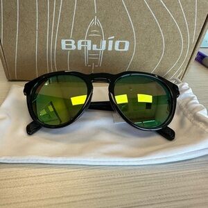 Bajío Black Sunglasses with Polarized Green Mirror Lenses Fishing